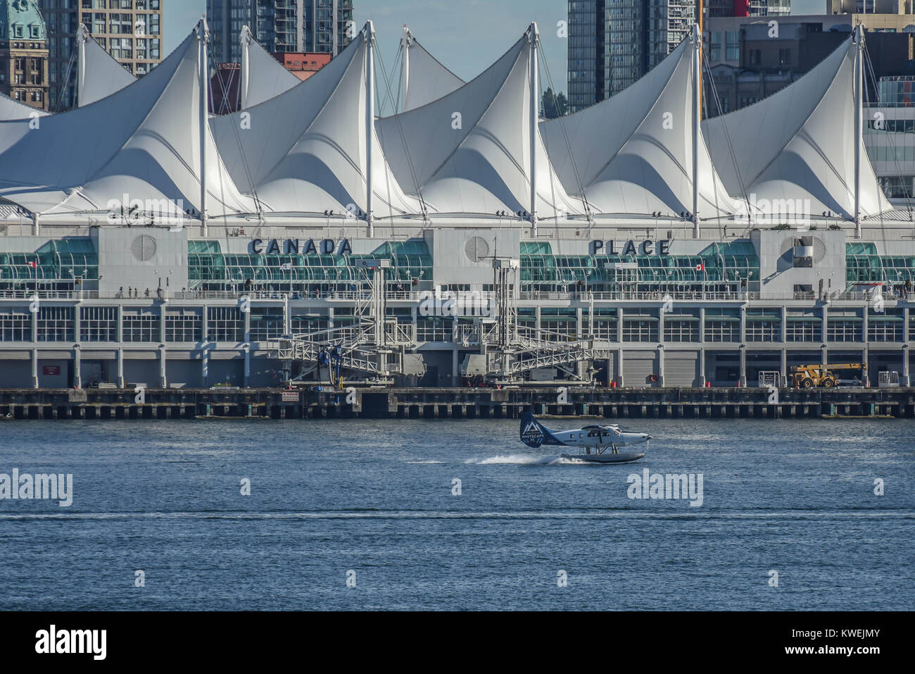 Port de Vancouver, de la Colombie-Britannique, en été sur une journée ensoleillée - Canada Place w/ un hydravion - hydravions - les navires, bateaux et moderne de la ville de Vancouver Banque D'Images