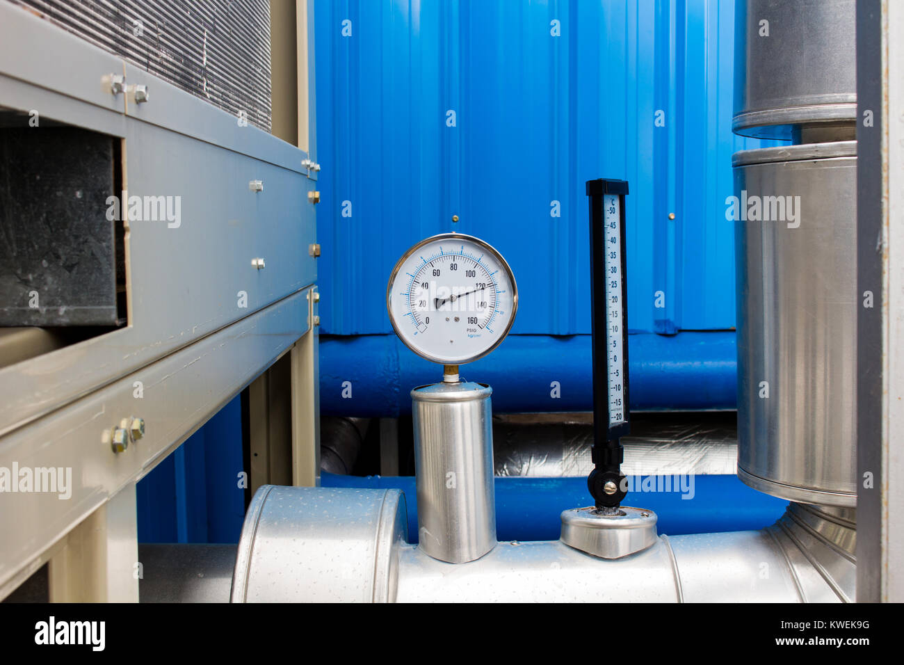 La jauge de pression et le thermomètre dans l'eau froide sur le tuyau de climatisation Banque D'Images