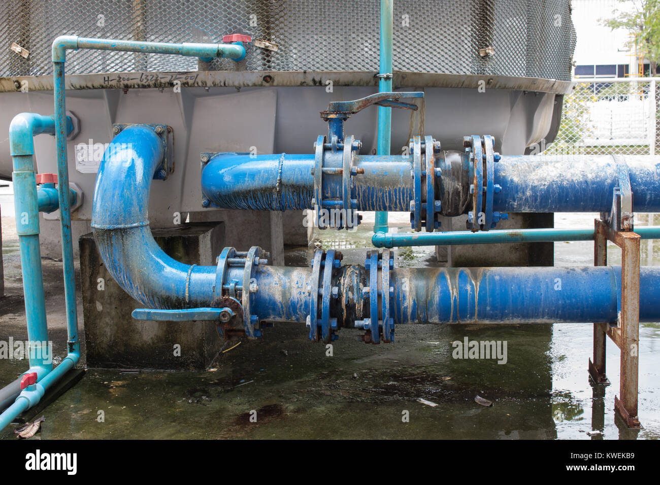 Les grandes articulations du tuyau et de l'eau de condensation dans l'eau du robinet de tuyau Banque D'Images