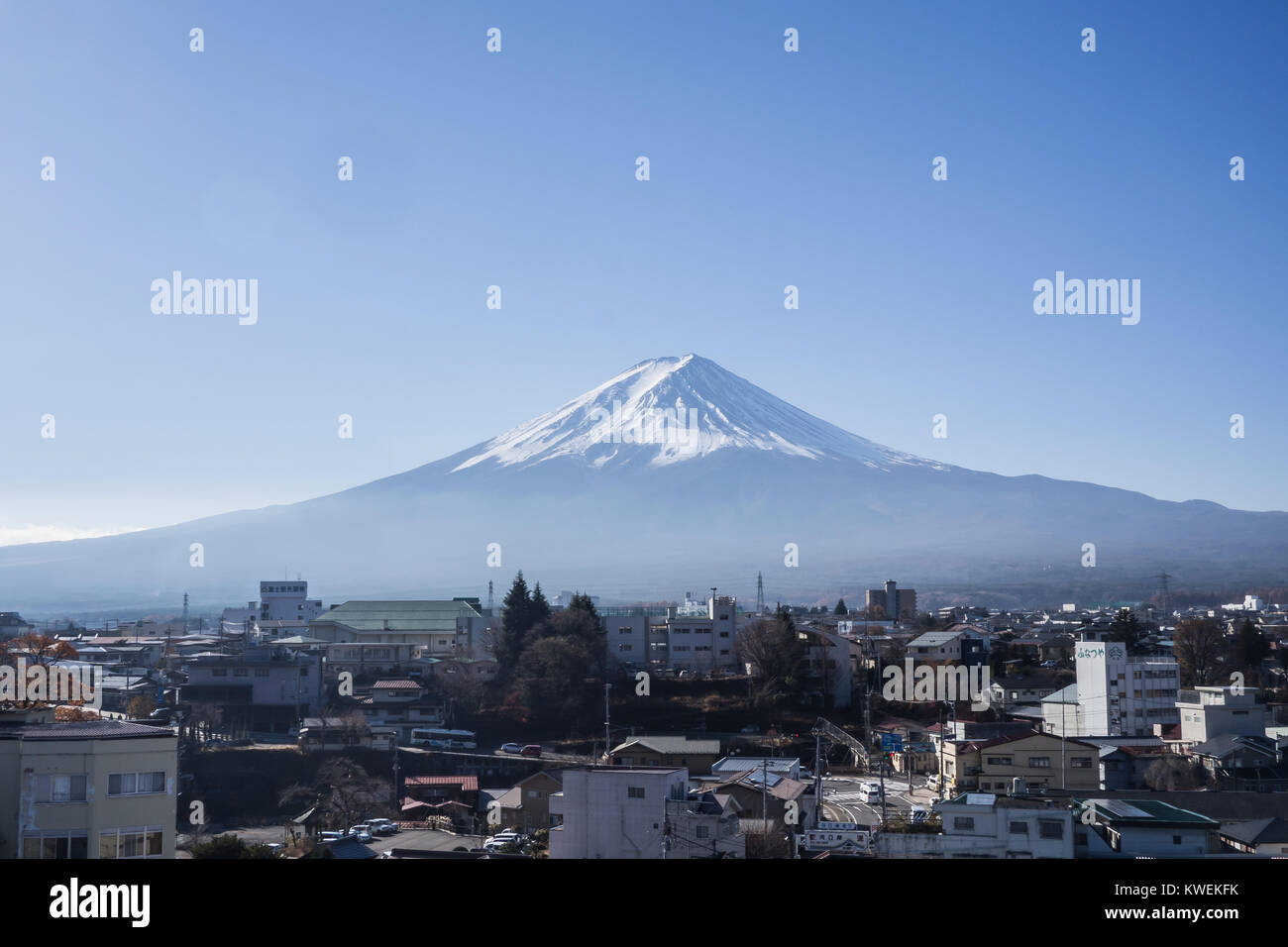 Une longue exposition de Mont Fuji pris dans une ville près du lac Kawaguchiko avec légèreté des voitures au bas de la ville. Prises au cours de la soirée après t Banque D'Images