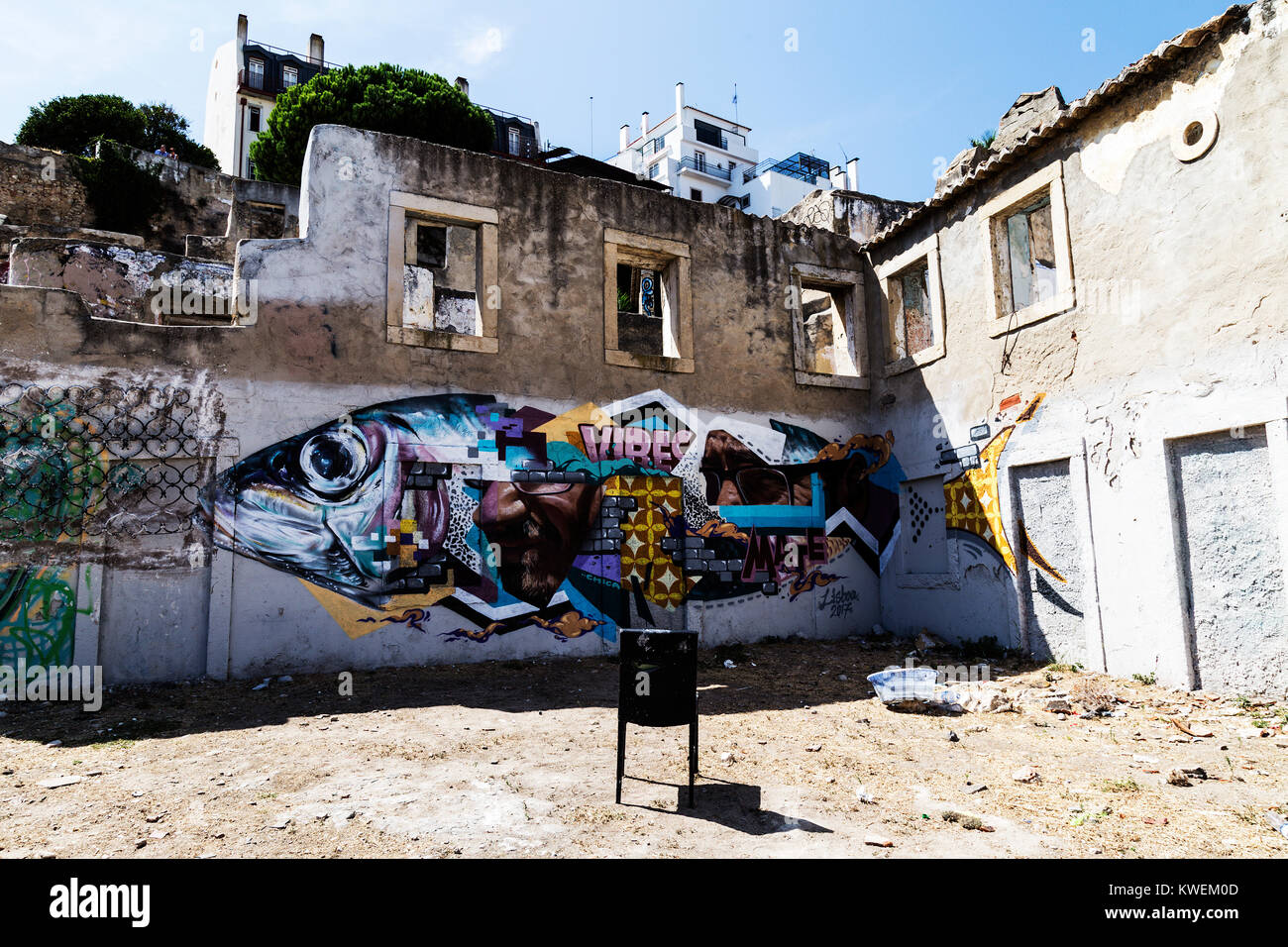 Ruines de graffiti près du château Saint Georges de Lisbonne. Un coin de rue dans la partie supérieure de l'Alfama Banque D'Images