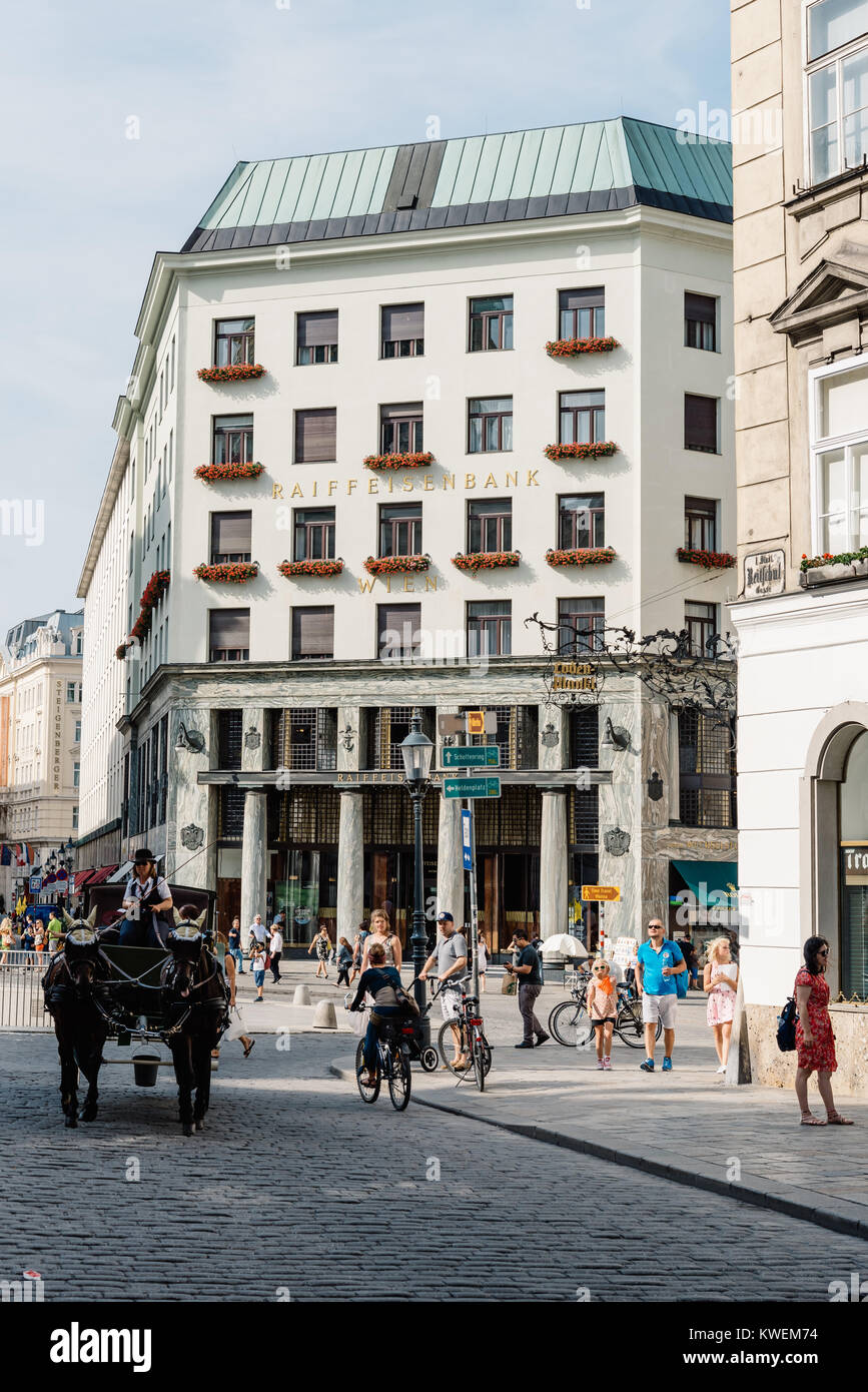 Vienne, Autriche - 16 août 2017 : scène de rue à Vienne en Michaelerplatz avec Looshaus conçu par Adolf Loos, sur l'arrière-plan Banque D'Images