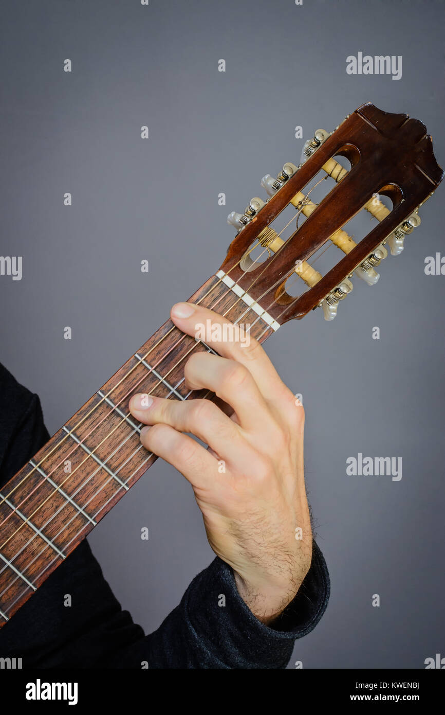 Le guitariste jouant un Bb d'accord sur une guitare acoustique classique  avec des cordes en nylon Photo Stock - Alamy