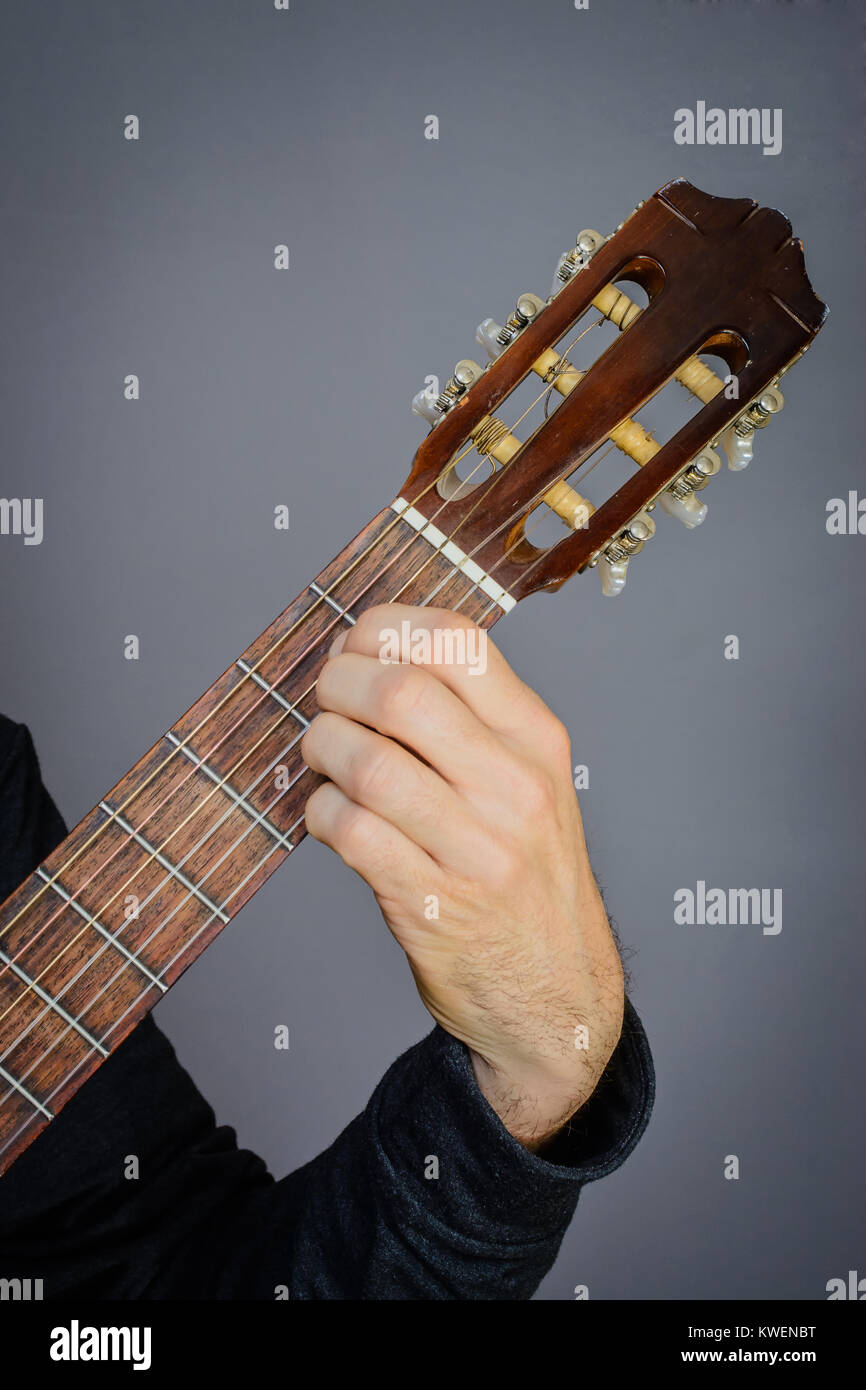 Le guitariste jouant un accord majeur sur une guitare acoustique classique avec des cordes en nylon Banque D'Images