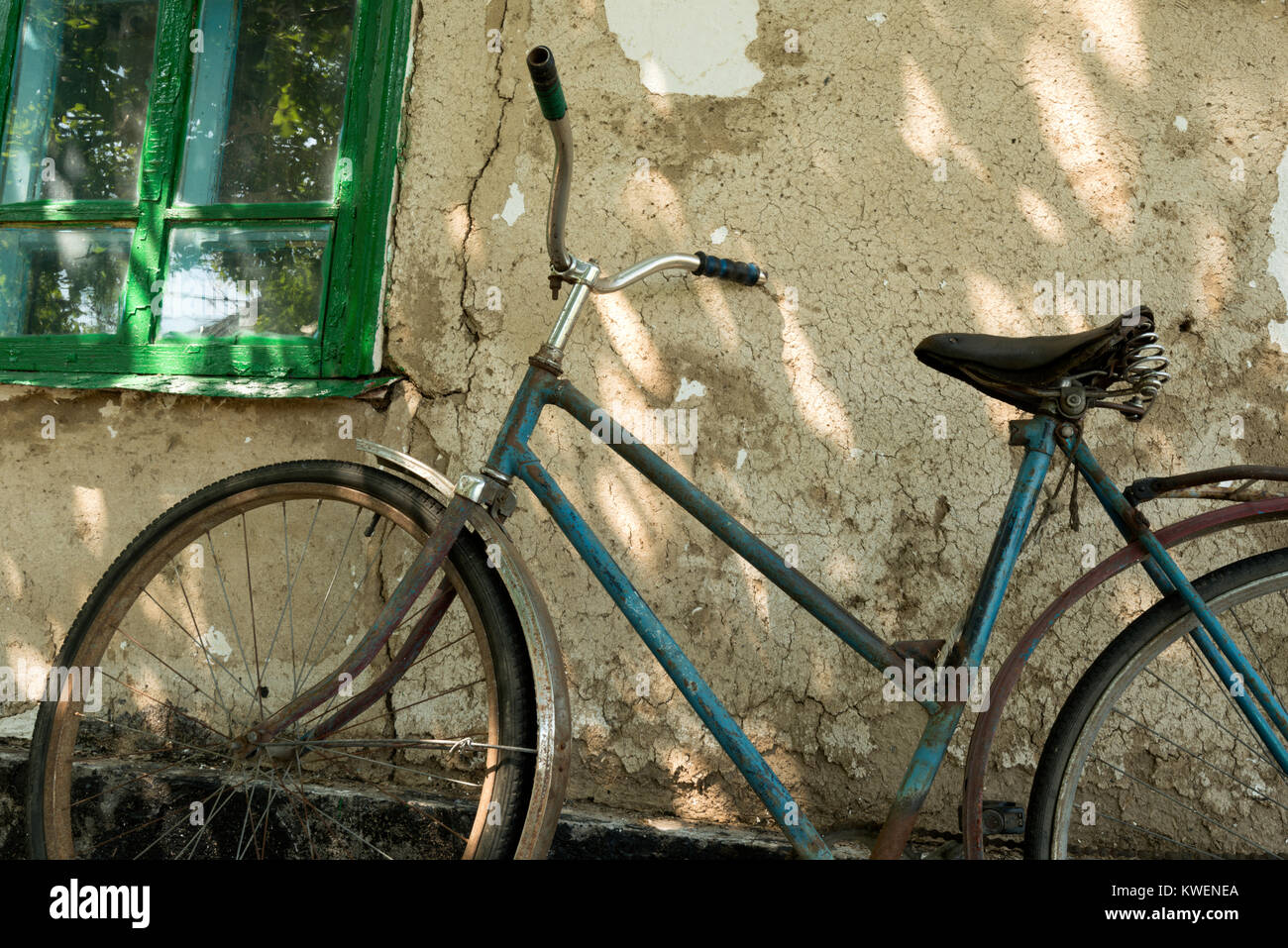 Un vélo vintage dans un village Banque D'Images