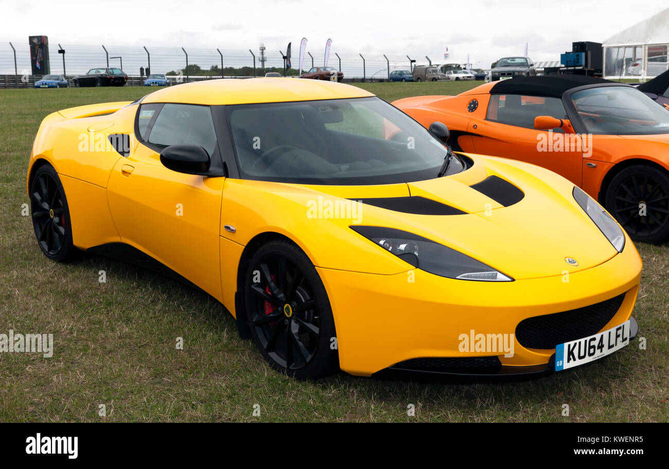 Trois-quart vue frontale d'une Lotus Evora 2014, en exposition statique à la Silverstone Classic 2017 Banque D'Images
