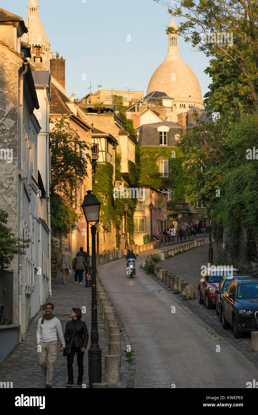 France, Paris, Couple walking down street avec le sacré Cœur, Montmartre Banque D'Images