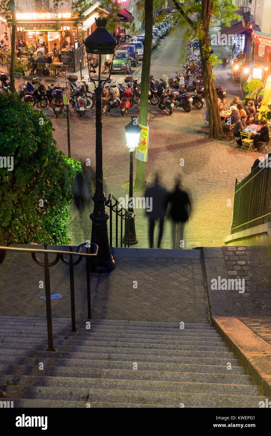 France, Paris, Montmartre, les gens à monter des escaliers Banque D'Images