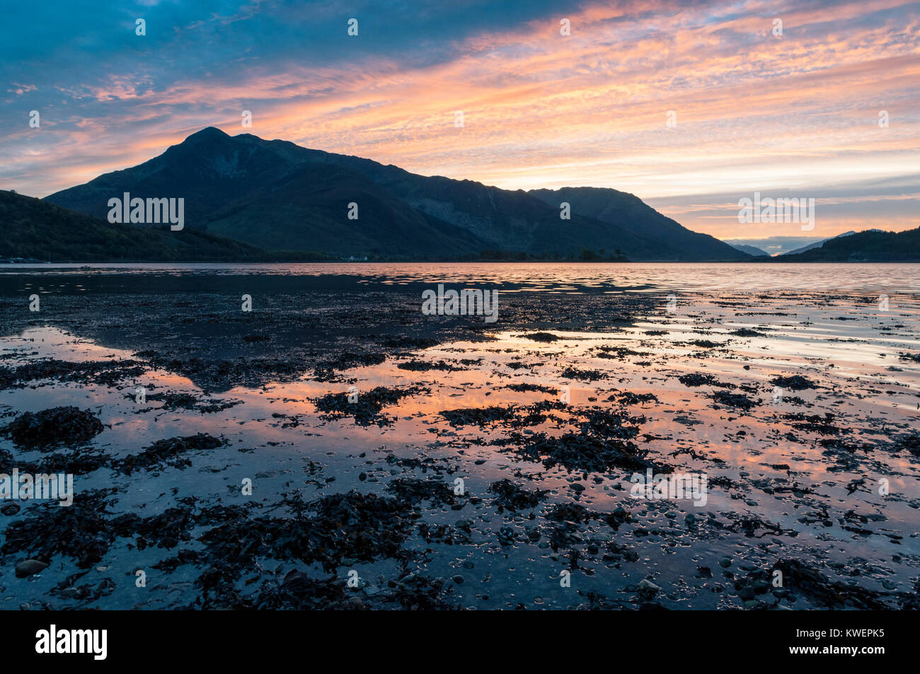 Coucher de soleil sur Beinn a'Bheithir Invercoe de Ballachulish et sur les rives du Loch Leven Banque D'Images