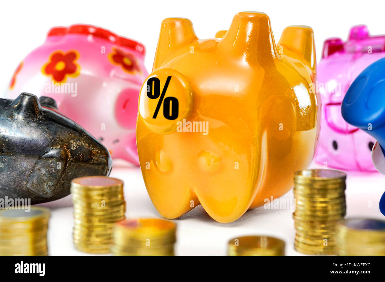 Piggy Banks morts, photo symbolique, d'intérêt négatif, Symbolfoto Negativzinsen Sparschweine Tote Banque D'Images