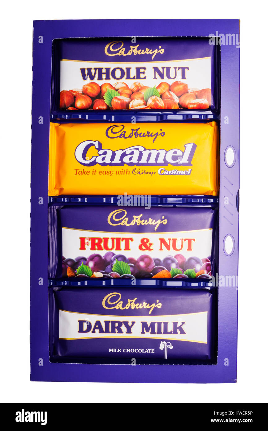 Une collection Classic Cadbury's Dairy Milk case de sélection sur un fond blanc Banque D'Images