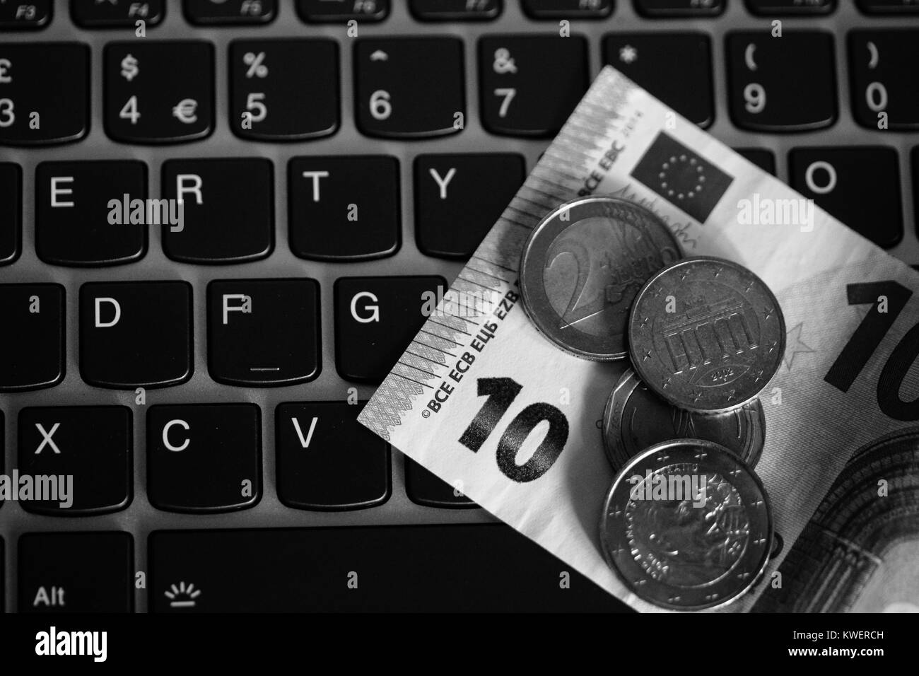 Pièces en euro sur le clavier de l'ordinateur portable - faire de l'argent en ligne Banque D'Images