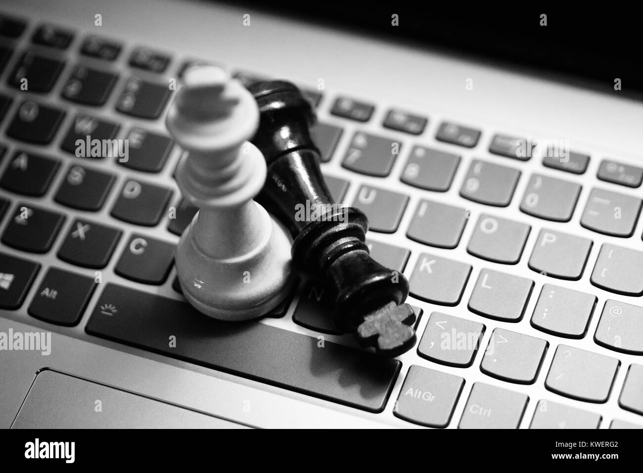 Rois d'échecs sur ordinateur portable Clavier - stratégie numérique Banque D'Images