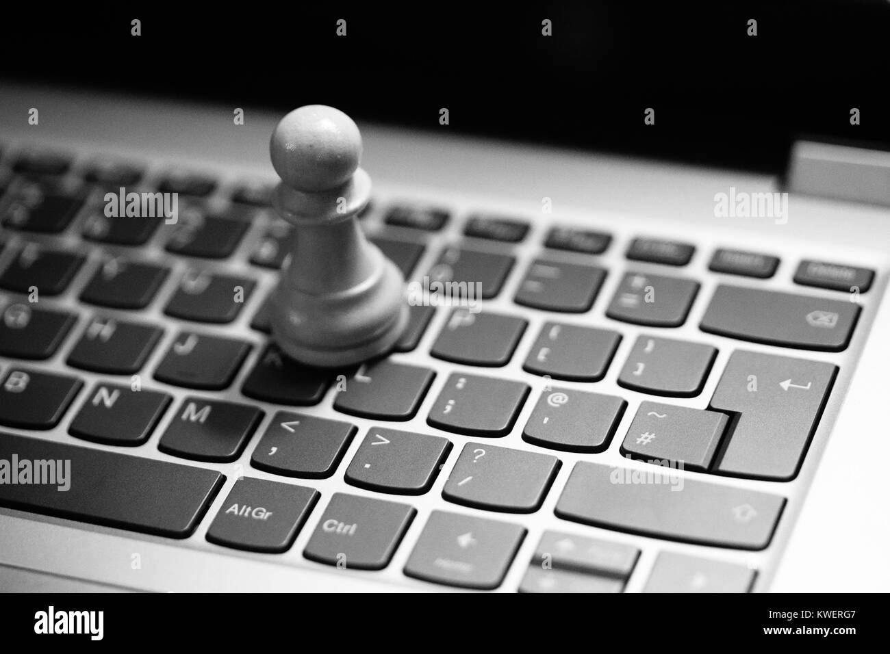 Les pions d'Échecs / kings on laptop keyboard - stratégie numérique Banque D'Images