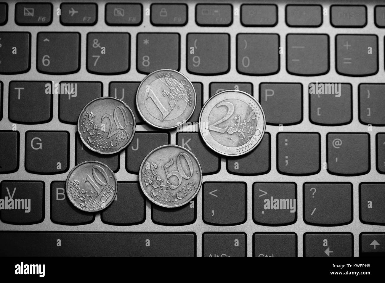 Pièces en euro sur le clavier de l'ordinateur portable - faire de l'argent en ligne Banque D'Images