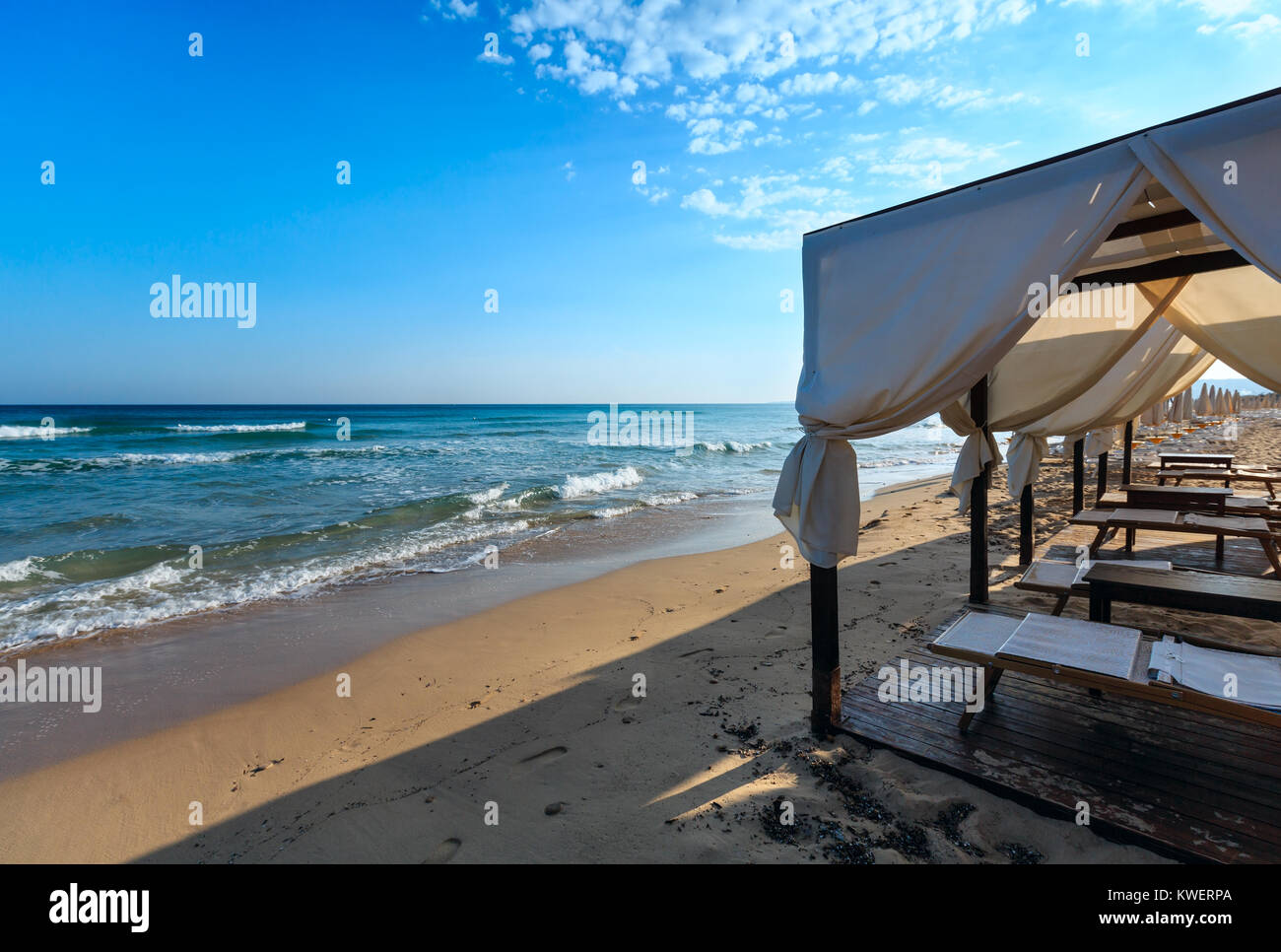 Les auvents tentes de luxe plage paradis matin sur une plage de sable blanc (Pescoluse, Salento, Pouilles, Italie du sud). Banque D'Images
