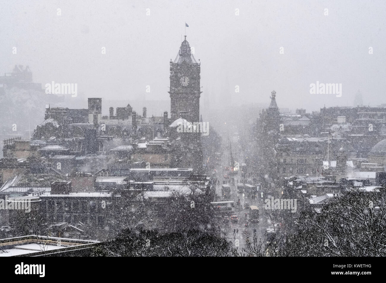 Chutes de neige sur la ville d'Edimbourg en décembre. Vue sur l'horizon de la ville en direction de Princes Street à partir de Calton Hill. Banque D'Images