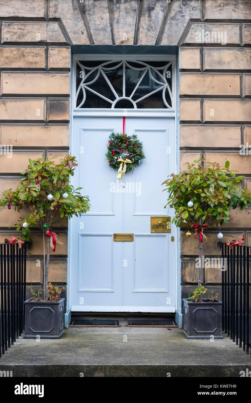 Couronne de Noël traditionnel sur porte avant de Style géorgien dans la nouvelle ville d'Edimbourg, Ecosse, Royaume-Uni Banque D'Images
