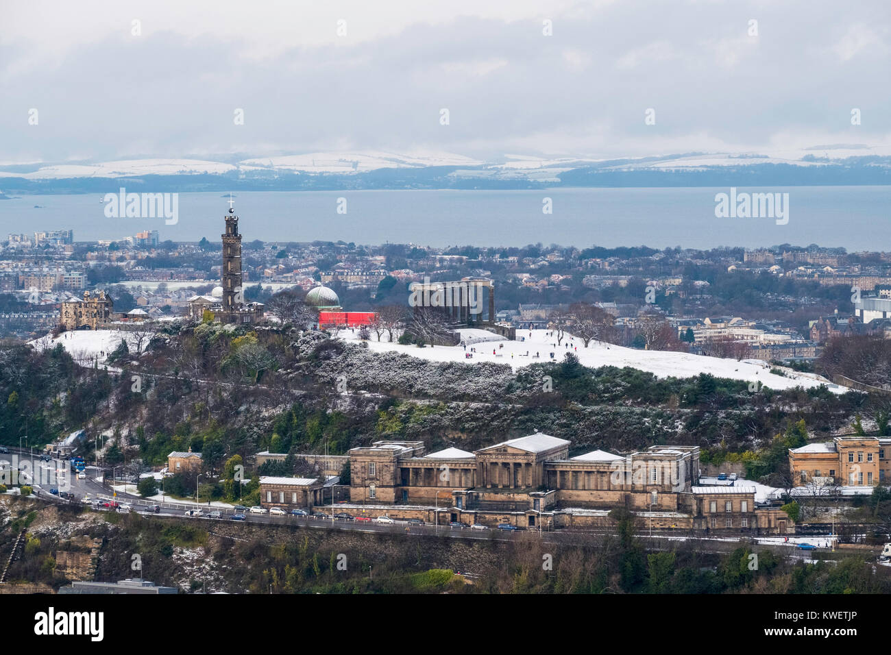 Vue sur Calton Hill et l'ancien Royal High School après chute de neige en hiver à Edimbourg en Ecosse, Royaume-Uni. Banque D'Images