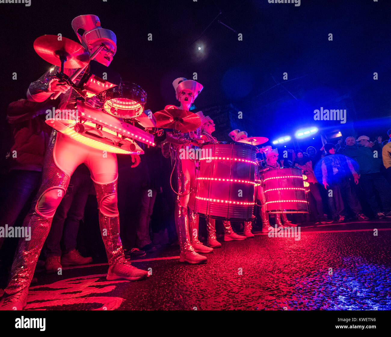 Edinburgh, Ecosse, Royaume-Uni. 31 décembre 2017. Spark ! Batteurs LED effectuer sur Princes Street au cours de tambour avec toutes les femmes du groupe de tambours Banque D'Images