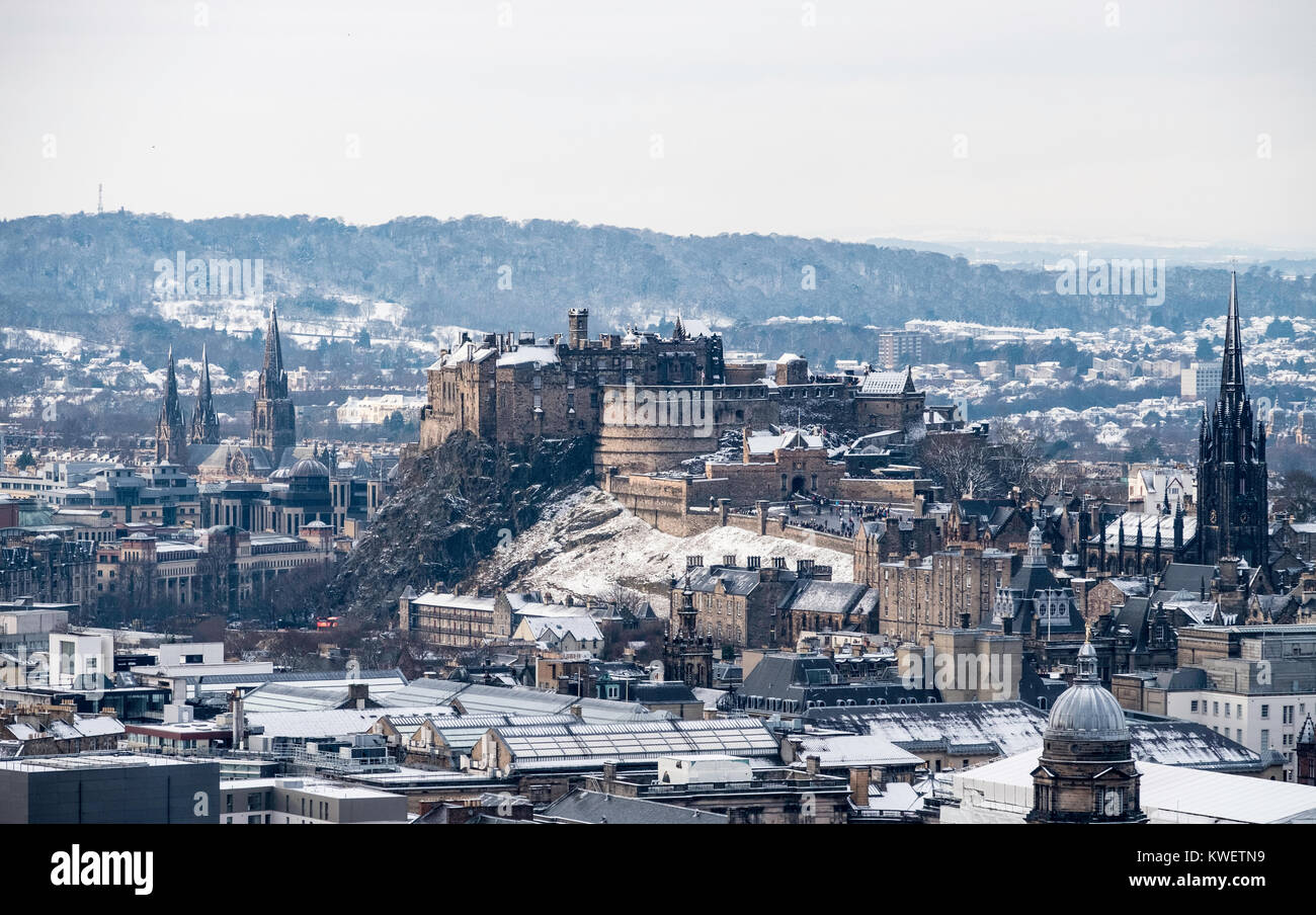 Chutes de neige sur la ville d'Edimbourg en décembre. Vue sur l'horizon de la ville vers le château d'Édimbourg à partir de Salisbury Crags, Ecosse, Royaume-Uni. Banque D'Images