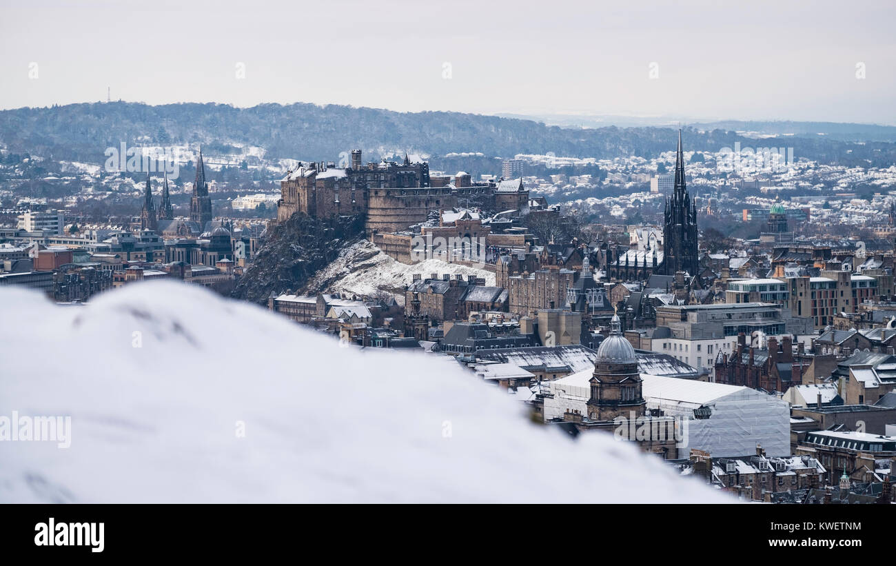 Chutes de neige sur la ville d'Edimbourg en décembre. Vue sur l'horizon de la ville vers le château d'Édimbourg à partir de Salisbury Crags, Ecosse, Royaume-Uni. Banque D'Images