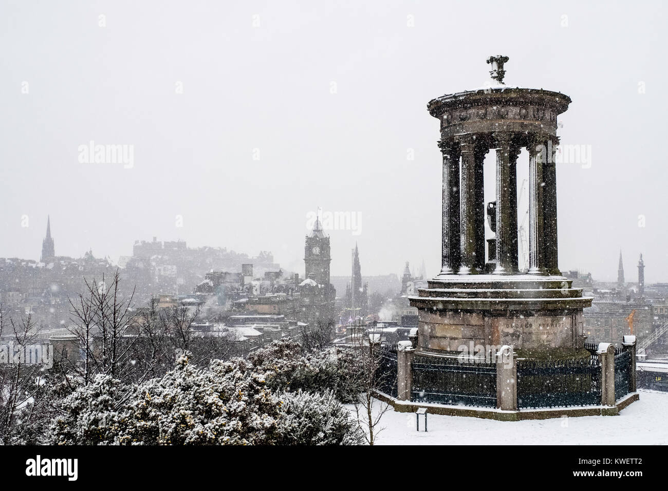 Chutes de neige sur la ville d'Edimbourg en décembre. Vue sur l'horizon de la ville de Calton Hill, Ecosse, Royaume-Uni. Banque D'Images