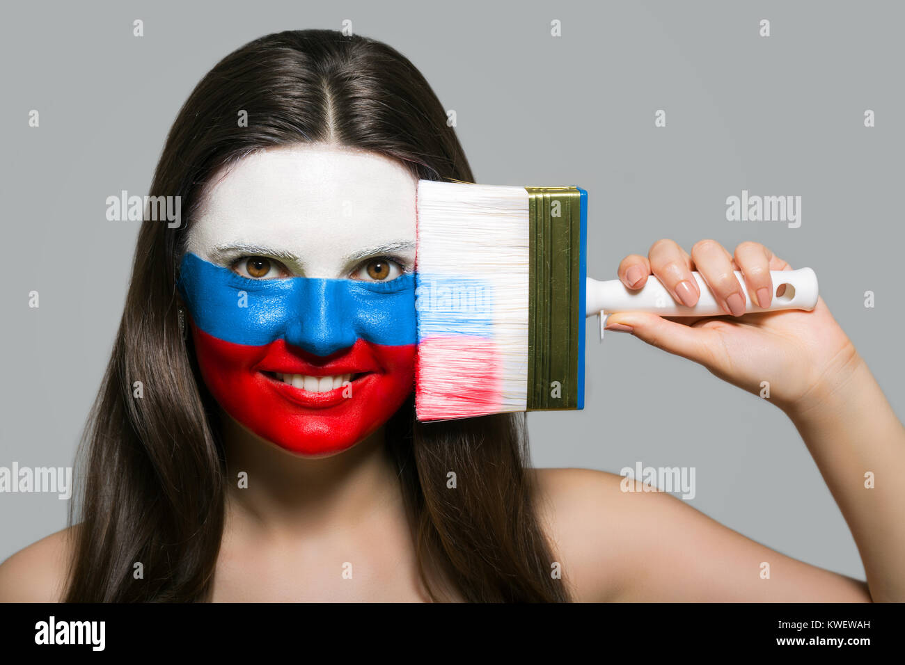 Le visage d'une femme dans les couleurs nationales de la Russie Banque D'Images