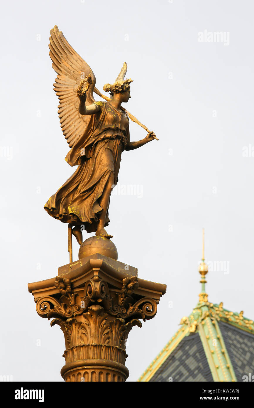 Statue d'un Ange Au Rudolfinum, la célèbre salle de concert à Prague, République tchèque. Banque D'Images