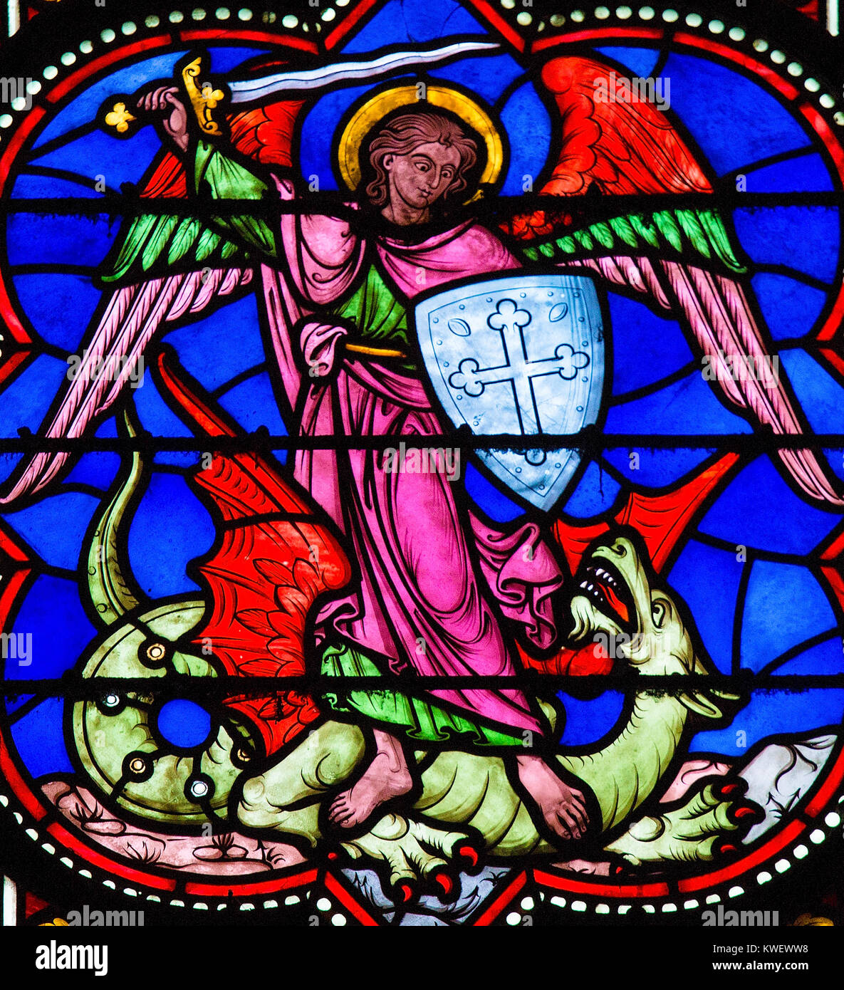 Vitrail représentant Saint Michel Archange terrassant Satan comme un dragon, à Bayeux, Calvados, France. Banque D'Images