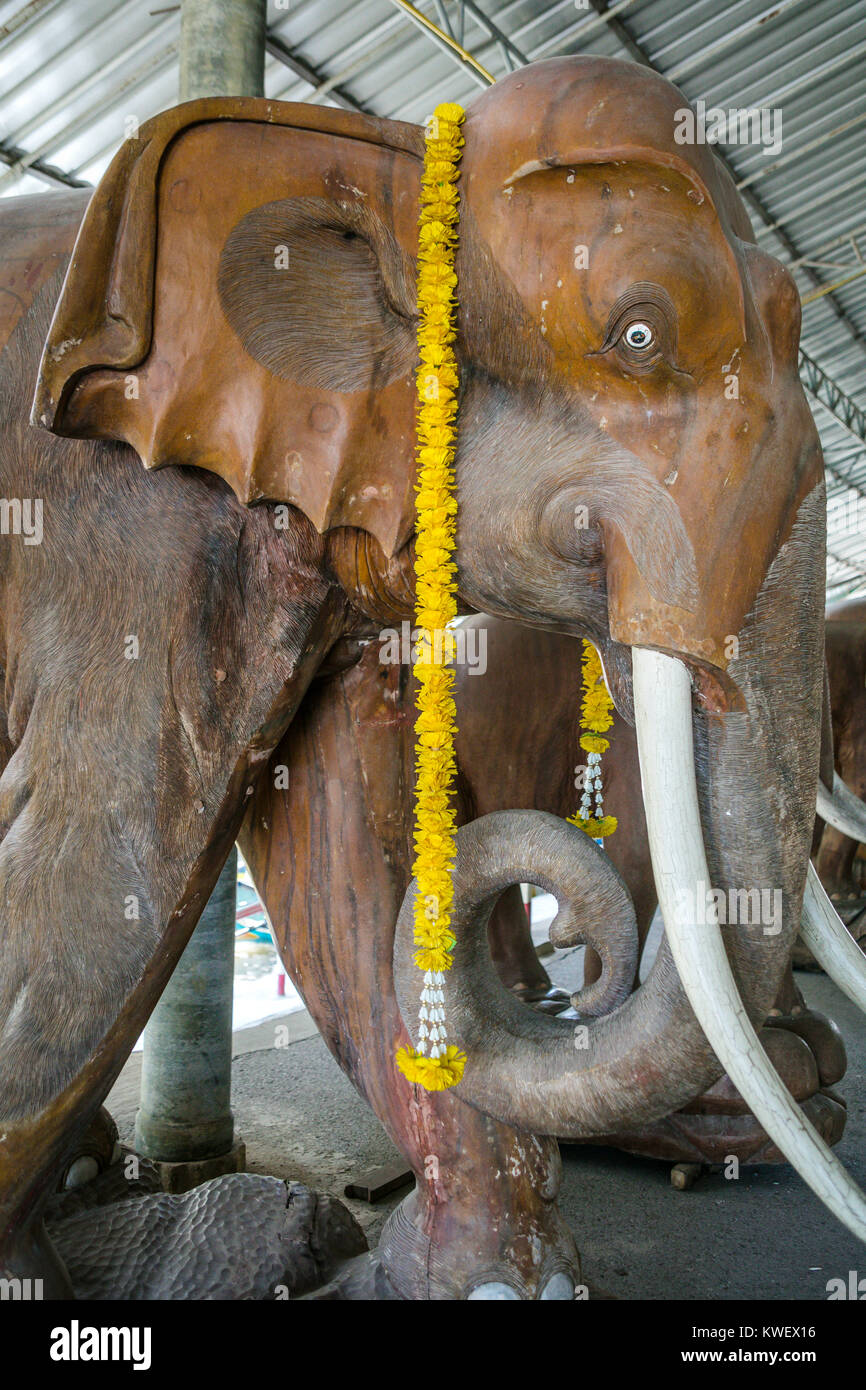 Sculpture sur bois traditionnelle thaïlandaise, Tambon Damnoen Saduak, Thaïlande. Banque D'Images