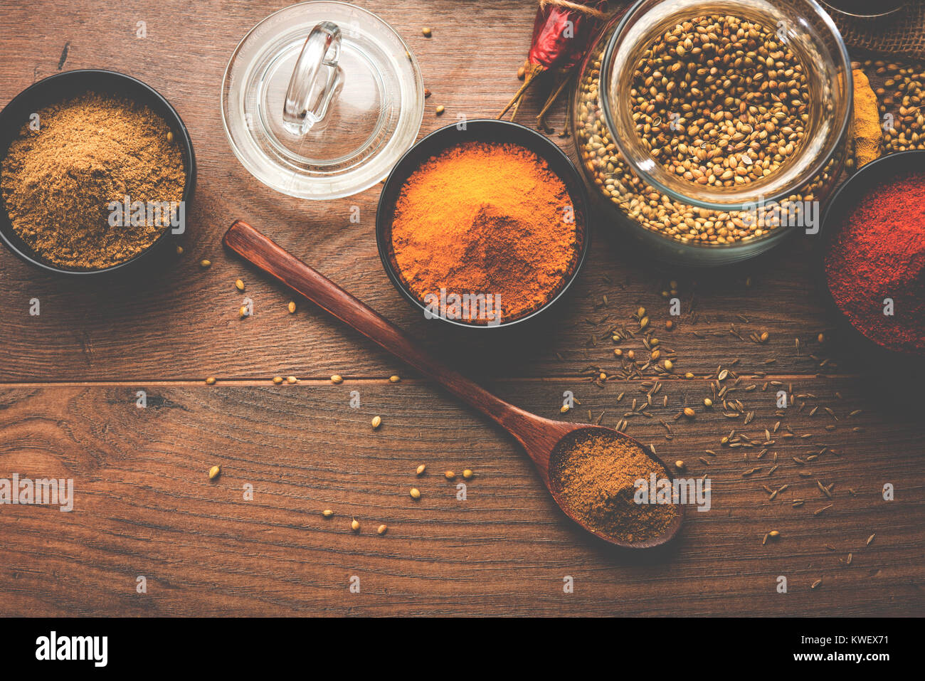 Épices colorés indiens. Photo de groupe des quatre épices indiennes comme les matières de base de piment rouge, le curcuma, la coriandre et le cumin en poudre. selective focus Banque D'Images