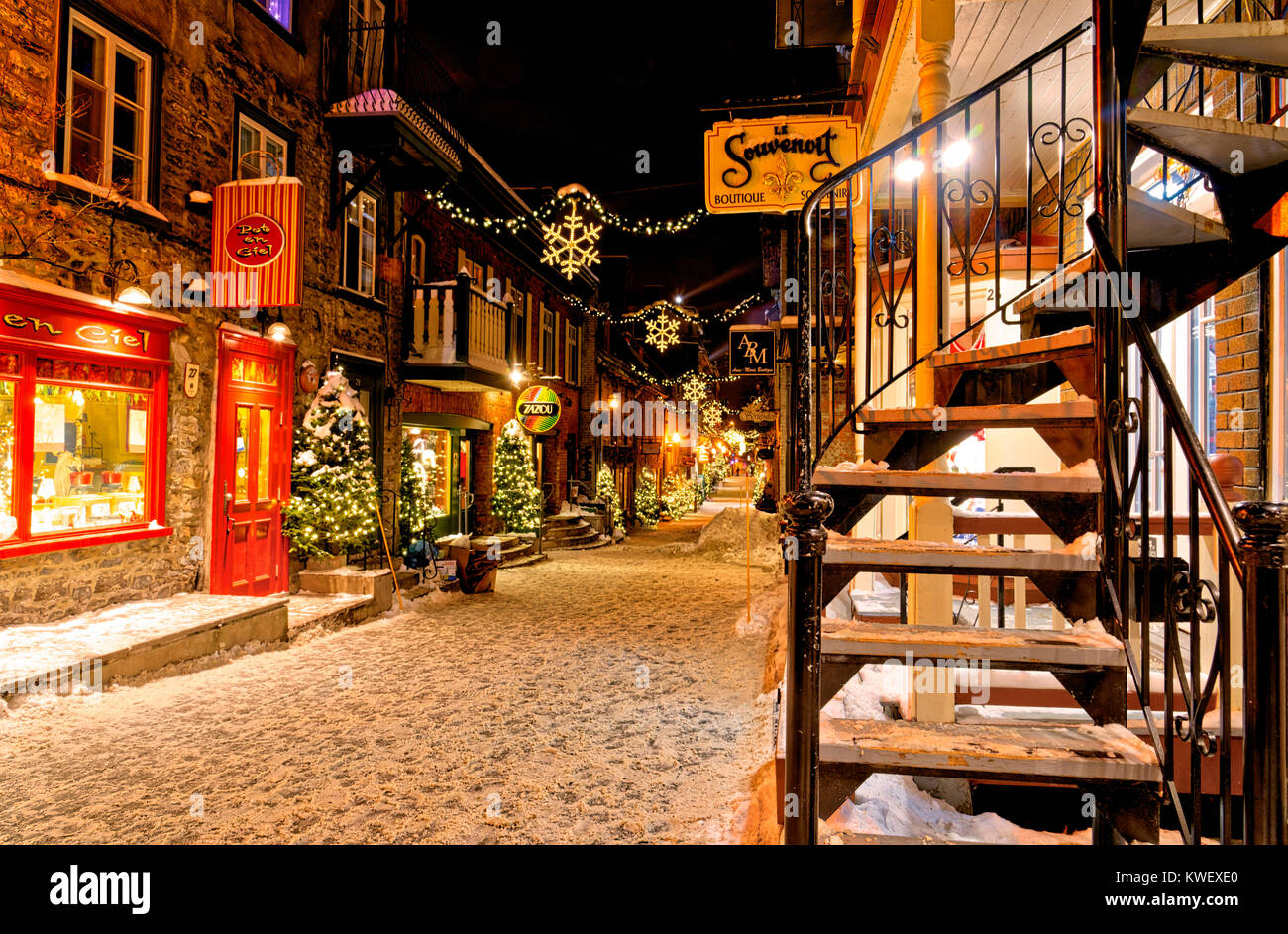Décorations de Noël et de la neige fraîche à Québec's Petit Champlain de nuit - dans la rue Petit Champlain Banque D'Images