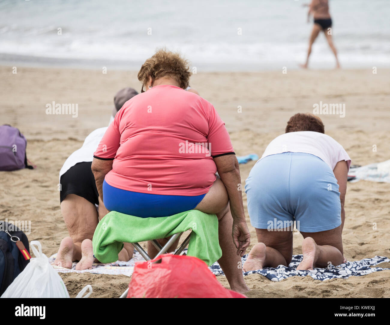 Un groupe de personnes âgées les femmes locales à leur exercice quotidien classe sur la plage de Las Canteras à Las Palmas, Gran Canaria, Îles Canaries, Espagne. Banque D'Images