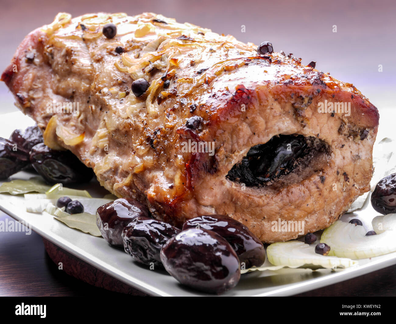 Longe de porc rôtie dotés de prune servi sur la plaque Banque D'Images