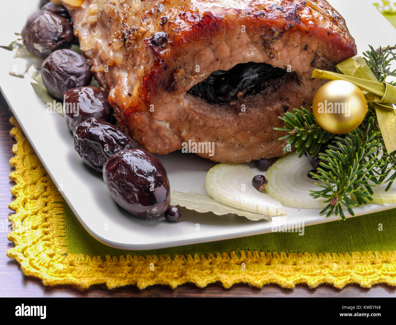 Longe de porc rôtie dotés de prune servi sur la plaque Banque D'Images