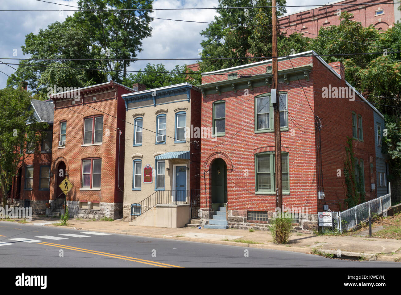 Rangée de maisons historiques typiques dans le centre de la ville de Cumberland, Maryland, United States. Banque D'Images