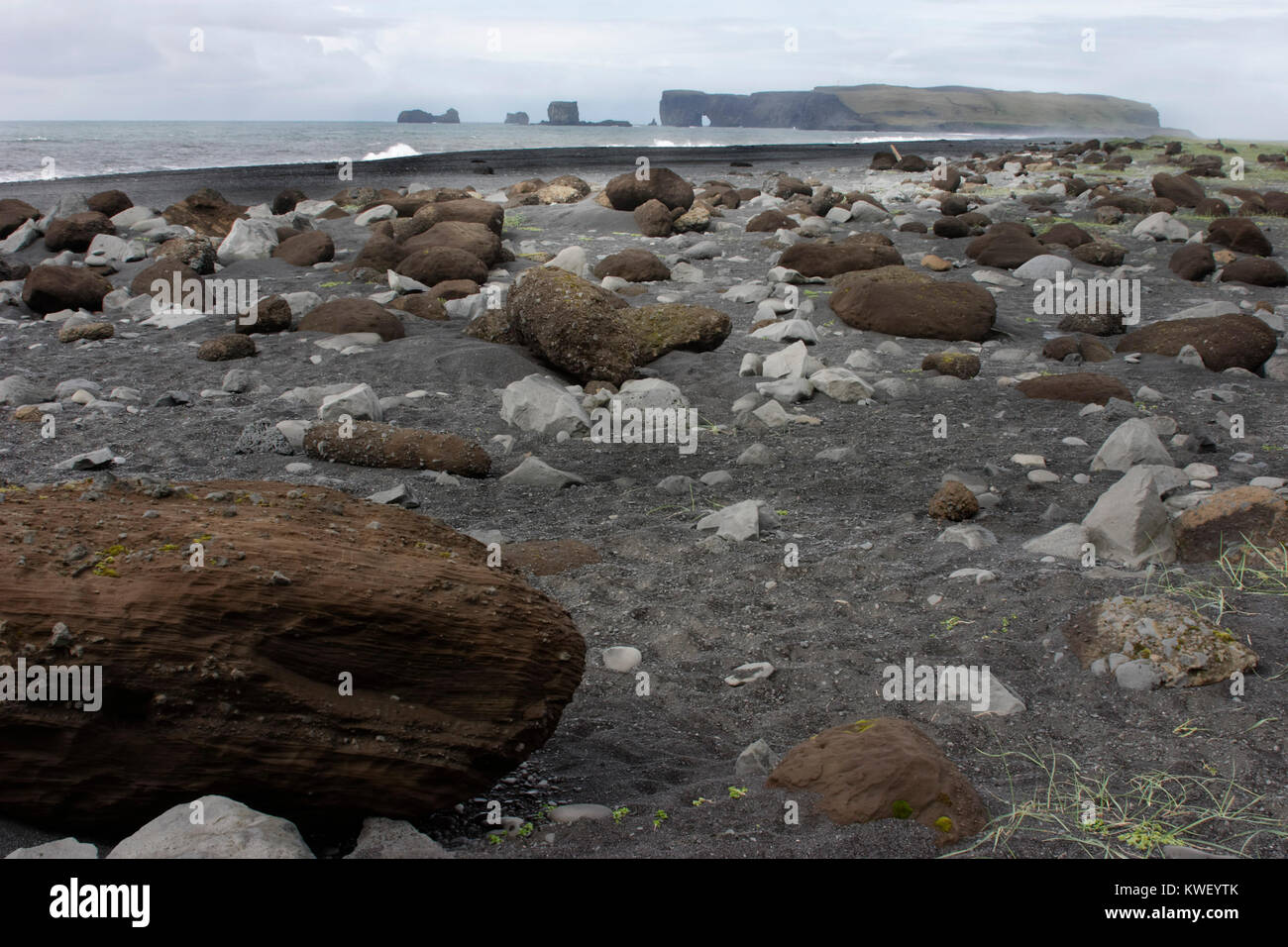 La plage volcanique PRÈS DE VIK est dramatique et passionnant. Banque D'Images