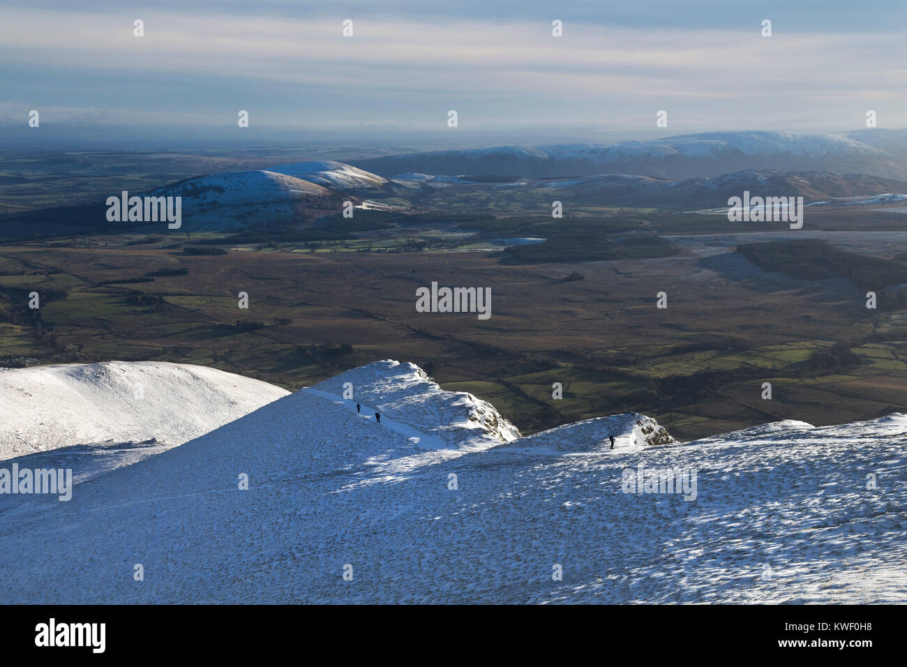 Les marcheurs l'ascension de la balance est tombé sur le chemin avec la vue vers Blencathra Grand Mell Fell, Lake District, Cumbria, Royaume-Uni. Banque D'Images