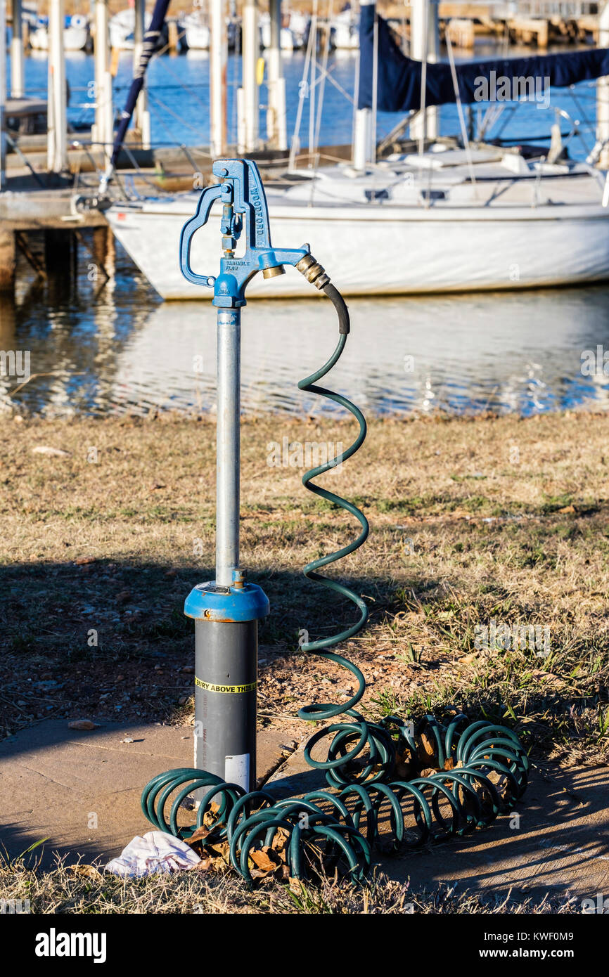 Une piscine pratique et utile Woodford, pompe à eau lac Hefner Marina à Oklahoma City, Oklahoma, USA. Banque D'Images