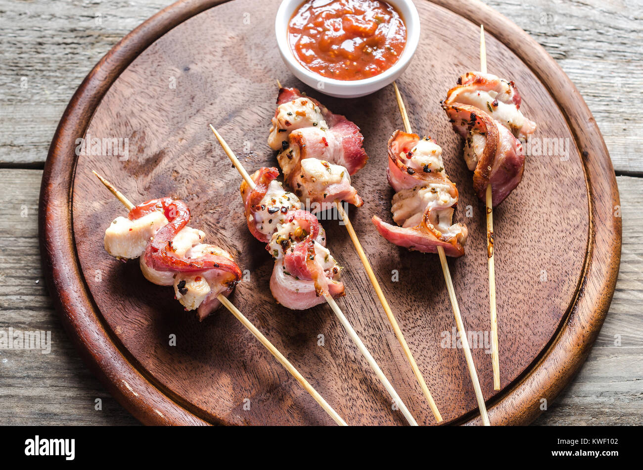 Lard grillé avec des brochettes de viande de poulet Photo Stock Alamy