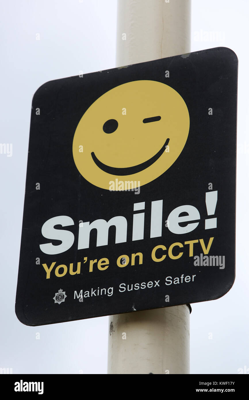 Un sourire vous êtes sur CCTV sign, représenté à Chichester, West Sussex, UK. Banque D'Images