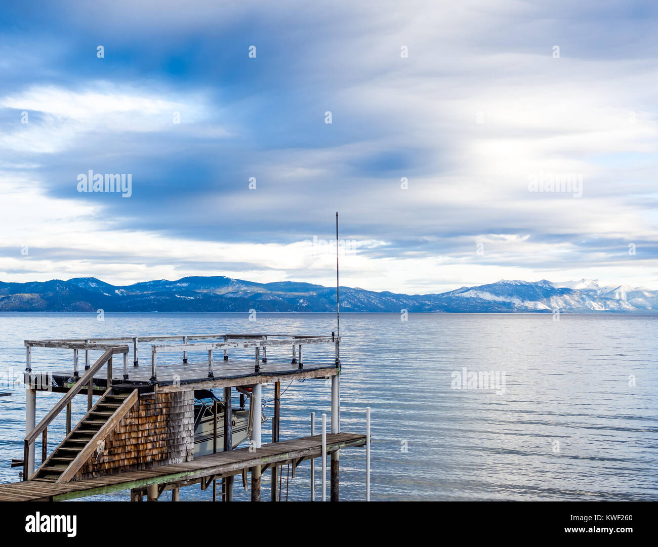 Bateau à quai à Lake Tahoe en hiver. Banque D'Images