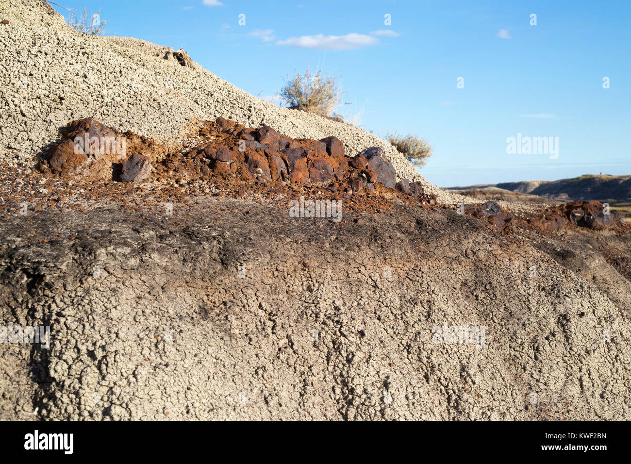 Couche d'acier rouge dans l'argile bentonite des badlands de l'Alberta, Canada Banque D'Images