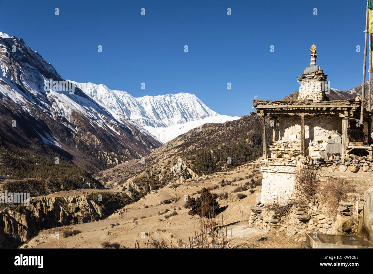 Le stupa bouddhiste sur le circuit de l'Annapurna trek entre Manang et le Thorung La pass avec la Grande Barrière de Tilicho en arrière-plan au Népal à l' Banque D'Images