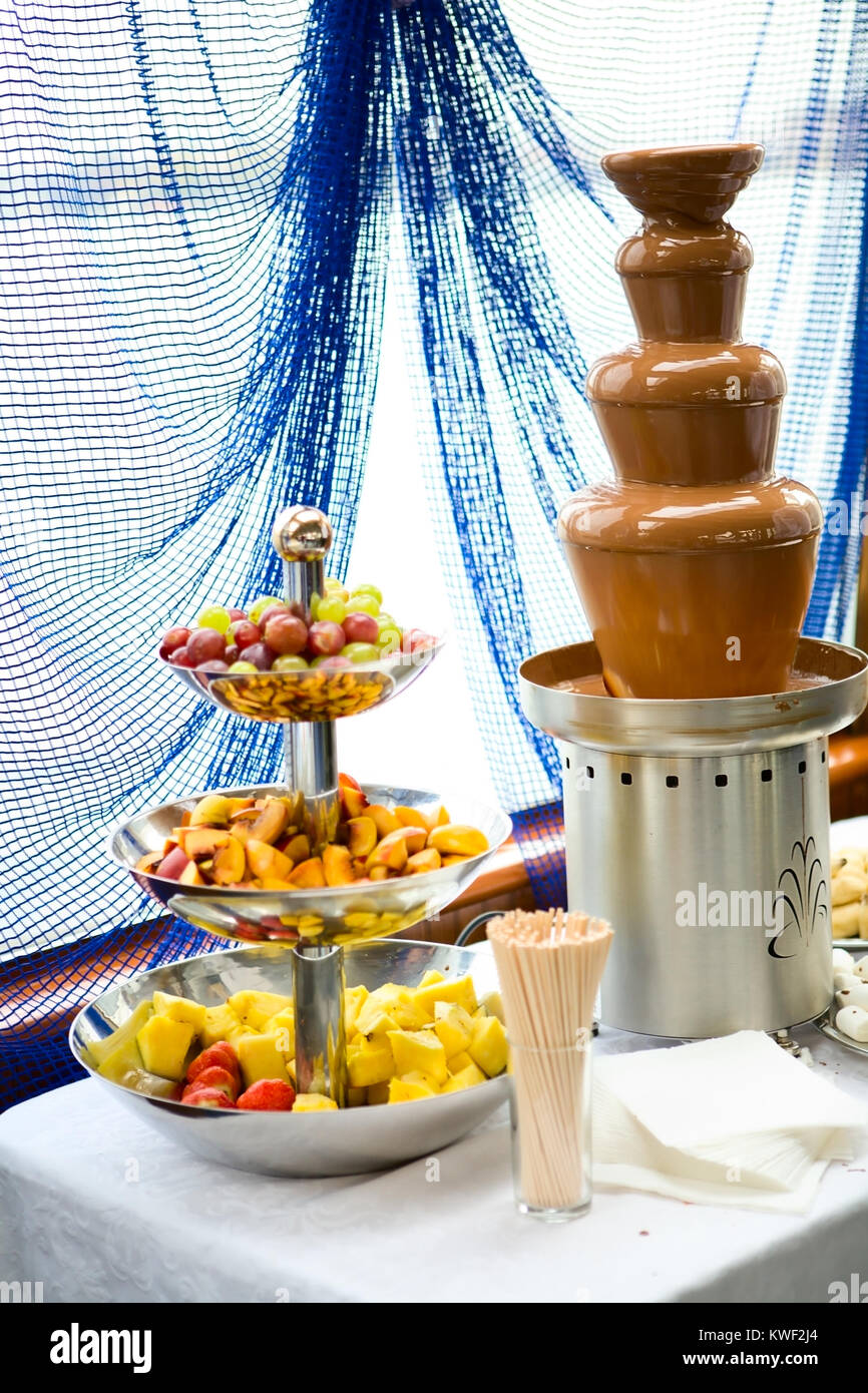 Fontaine à Fondue Au Chocolat Et Fruits Sur Une Table