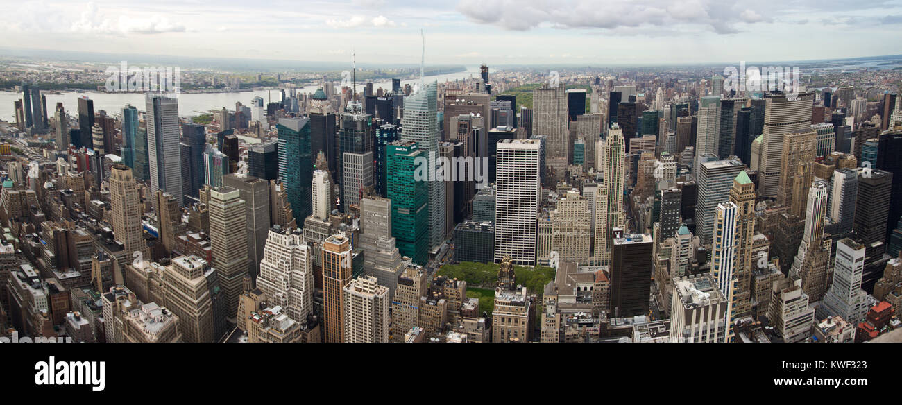 New York City se compose de 5 quartiers assis où la rivière Hudson répond à l'océan Atlantique. Au cœur de Manhattan, un quartier à forte densité de population. Banque D'Images