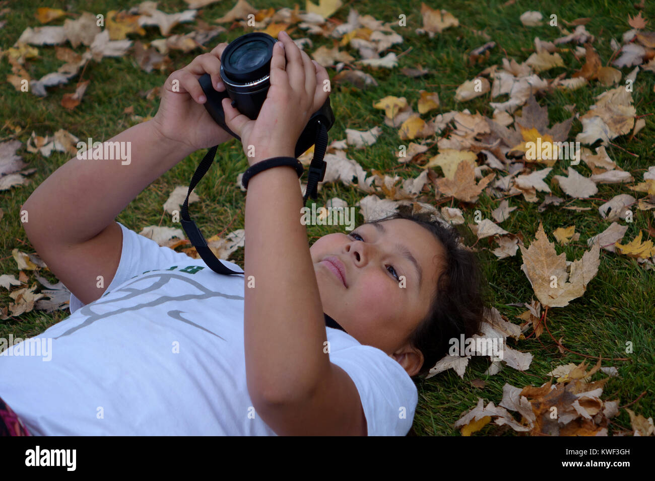 Un étudiant photographe se trouve sur le terrain pour une perspective différente pour sa photographie. Banque D'Images