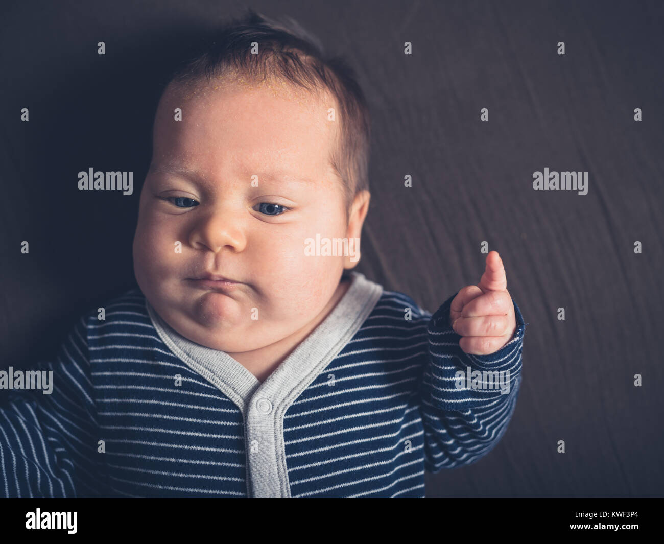 bebe joue dans son lit