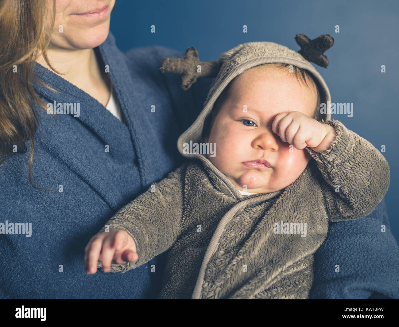 Une jeune mère est tenant son bébé portant un costume de renne Banque D'Images